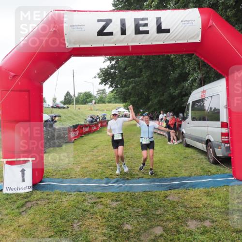 21.06.2025 - 27. Vierlanden-Triathlon MichiJ http://msf.ph/oto/8050539 15.06.2026 14:44:42 Ziel 883, 884 meine-sportfotos.de