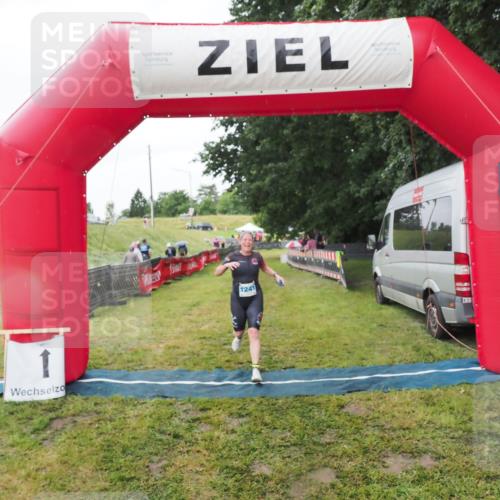 21.06.2025 - 27. Vierlanden-Triathlon MichiJ http://msf.ph/oto/8050550 15.06.2026 14:47:42 Ziel 1241 meine-sportfotos.de