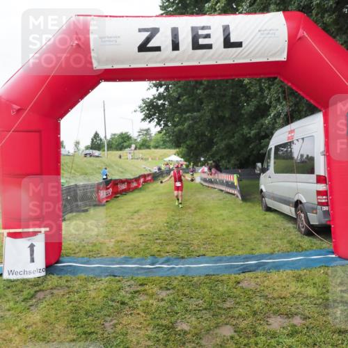 21.06.2025 - 27. Vierlanden-Triathlon MichiJ http://msf.ph/oto/8050561 15.06.2026 14:48:23 Ziel 16 meine-sportfotos.de