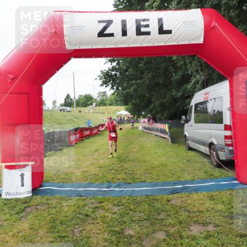 21.06.2025 - 27. Vierlanden-Triathlon MichiJ http://msf.ph/oto/8050569 15.06.2026 14:48:24 Ziel 16 meine-sportfotos.de