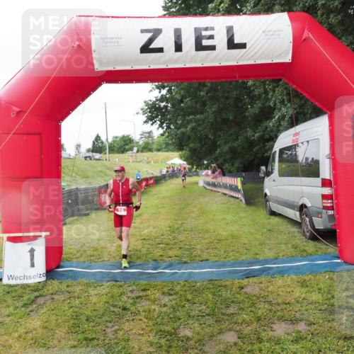 21.06.2025 - 27. Vierlanden-Triathlon MichiJ http://msf.ph/oto/8050580 15.06.2026 14:48:26 Ziel 16 meine-sportfotos.de
