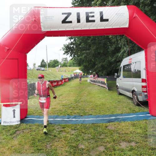 21.06.2025 - 27. Vierlanden-Triathlon MichiJ http://msf.ph/oto/8050584 15.06.2026 14:48:27 Ziel 16 meine-sportfotos.de