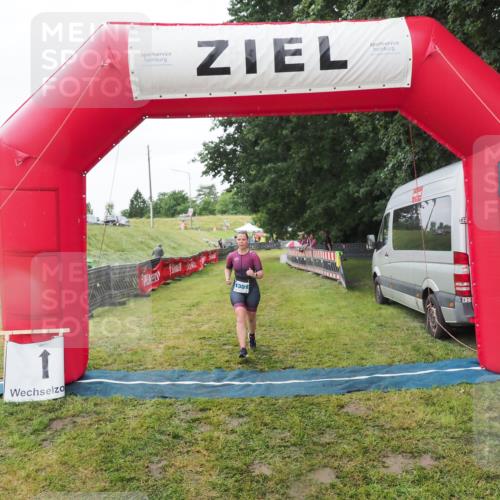 21.06.2025 - 27. Vierlanden-Triathlon MichiJ http://msf.ph/oto/8050596 15.06.2026 14:48:35 Ziel 1301 meine-sportfotos.de