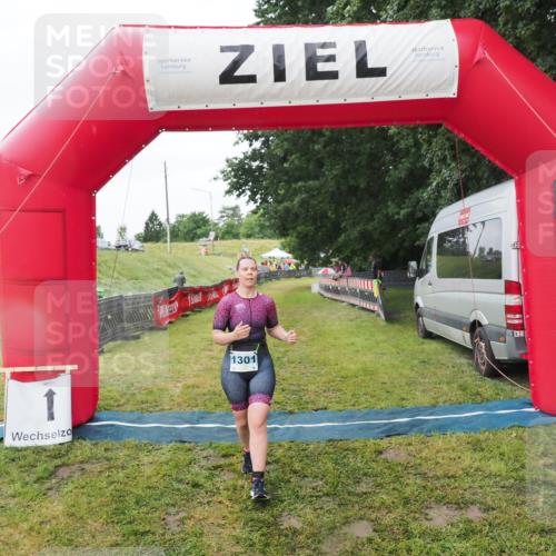 21.06.2025 - 27. Vierlanden-Triathlon MichiJ http://msf.ph/oto/8050604 15.06.2026 14:48:36 Ziel 1301 meine-sportfotos.de