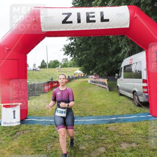 21.06.2025 - 27. Vierlanden-Triathlon MichiJ http://msf.ph/oto/8050607 15.06.2026 14:48:36 Ziel 1301 meine-sportfotos.de