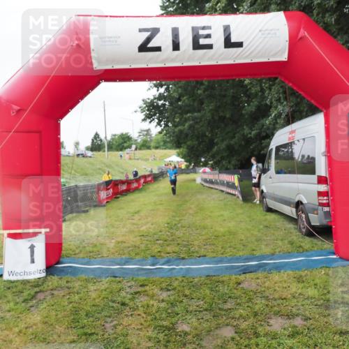 21.06.2025 - 27. Vierlanden-Triathlon MichiJ http://msf.ph/oto/8050611 15.06.2026 14:48:50 Ziel  meine-sportfotos.de