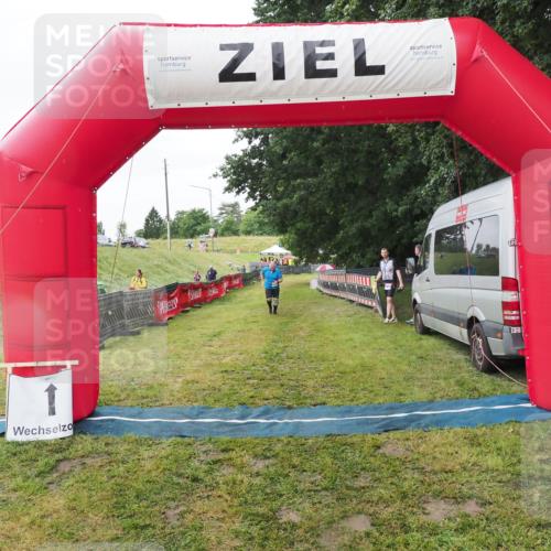 21.06.2025 - 27. Vierlanden-Triathlon MichiJ http://msf.ph/oto/8050616 15.06.2026 14:48:51 Ziel 812 meine-sportfotos.de