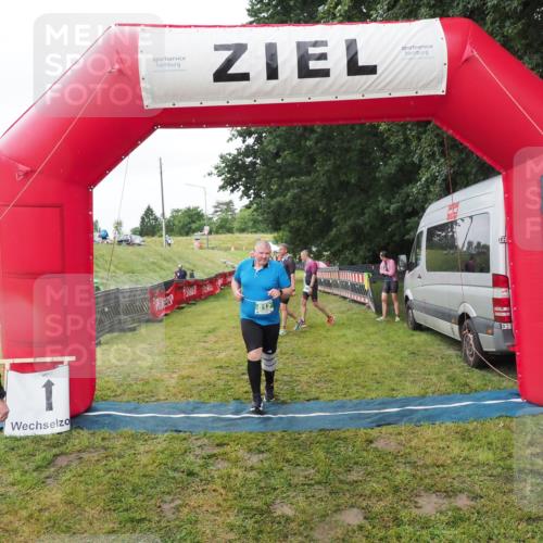 21.06.2025 - 27. Vierlanden-Triathlon MichiJ http://msf.ph/oto/8050618 15.06.2026 14:48:55 Ziel 812 meine-sportfotos.de