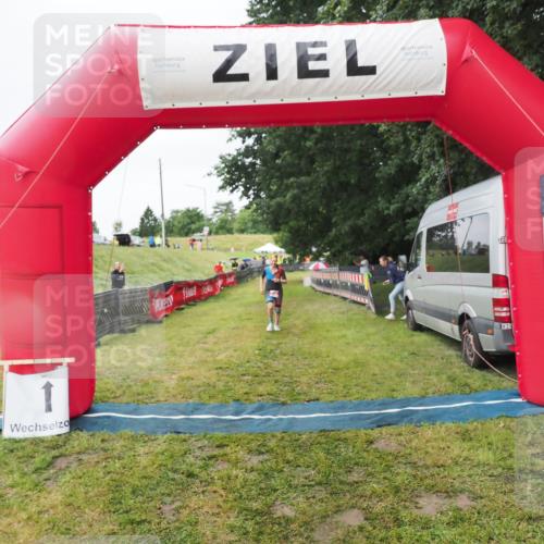 21.06.2025 - 27. Vierlanden-Triathlon MichiJ http://msf.ph/oto/8050627 15.06.2026 14:52:39 Ziel 213 meine-sportfotos.de