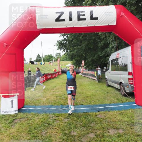 21.06.2025 - 27. Vierlanden-Triathlon MichiJ http://msf.ph/oto/8050634 15.06.2026 14:52:41 Ziel 213 meine-sportfotos.de