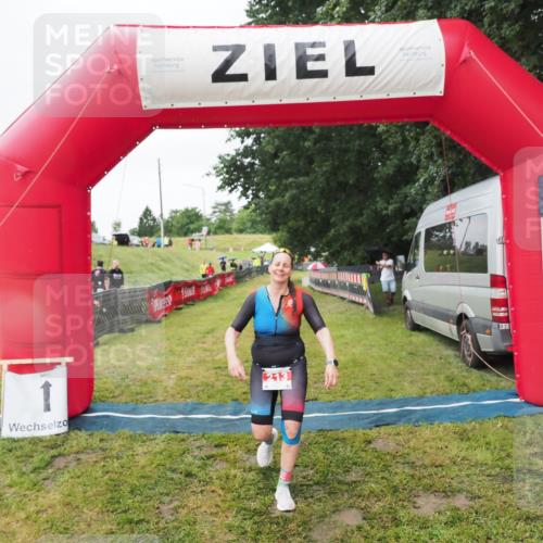 21.06.2025 - 27. Vierlanden-Triathlon MichiJ http://msf.ph/oto/8050639 15.06.2026 14:52:42 Ziel 213 meine-sportfotos.de