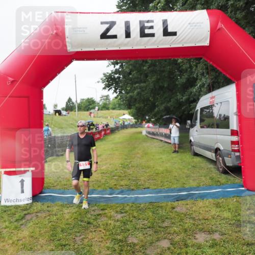 21.06.2025 - 27. Vierlanden-Triathlon MichiJ http://msf.ph/oto/8050647 15.06.2026 14:53:04 Ziel 151 meine-sportfotos.de