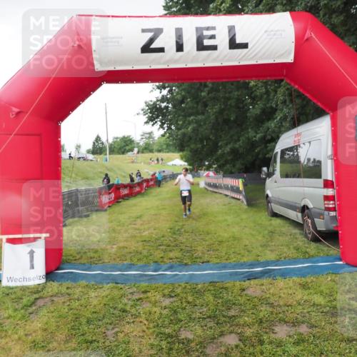 21.06.2025 - 27. Vierlanden-Triathlon MichiJ http://msf.ph/oto/8050665 15.06.2026 15:07:38 Ziel 58 meine-sportfotos.de