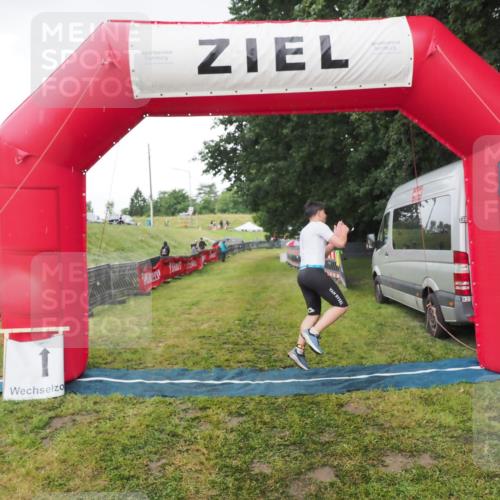 21.06.2025 - 27. Vierlanden-Triathlon MichiJ http://msf.ph/oto/8050680 15.06.2026 15:07:40 Ziel 58 meine-sportfotos.de