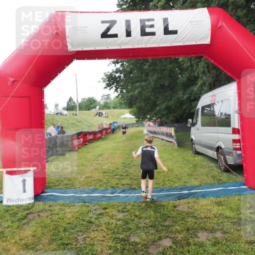 21.06.2025 - 27. Vierlanden-Triathlon MichiJ http://msf.ph/oto/8050713 15.06.2026 15:11:15 Ziel  meine-sportfotos.de