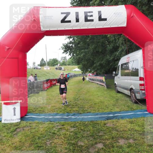 21.06.2025 - 27. Vierlanden-Triathlon MichiJ http://msf.ph/oto/8050717 15.06.2026 15:11:21 Ziel 201 meine-sportfotos.de