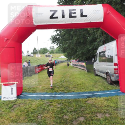 21.06.2025 - 27. Vierlanden-Triathlon MichiJ http://msf.ph/oto/8050718 15.06.2026 15:11:21 Ziel 201 meine-sportfotos.de