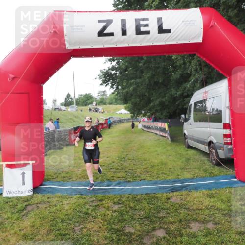 21.06.2025 - 27. Vierlanden-Triathlon MichiJ http://msf.ph/oto/8050722 15.06.2026 15:11:22 Ziel 201 meine-sportfotos.de