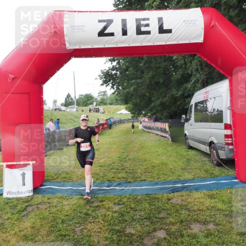 21.06.2025 - 27. Vierlanden-Triathlon MichiJ http://msf.ph/oto/8050724 15.06.2026 15:11:22 Ziel 201 meine-sportfotos.de