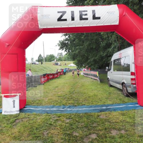 21.06.2025 - 27. Vierlanden-Triathlon MichiJ http://msf.ph/oto/8050728 15.06.2026 15:11:58 Ziel 1362 meine-sportfotos.de
