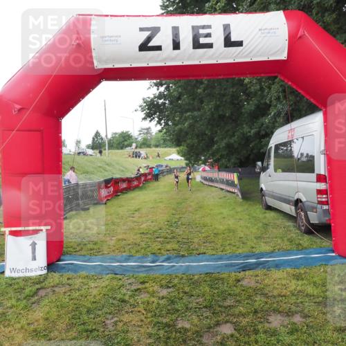 21.06.2025 - 27. Vierlanden-Triathlon MichiJ http://msf.ph/oto/8050730 15.06.2026 15:11:58 Ziel 1362 meine-sportfotos.de