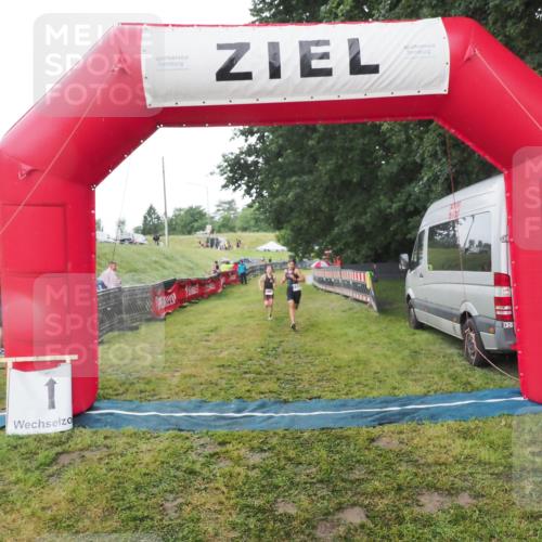 21.06.2025 - 27. Vierlanden-Triathlon MichiJ http://msf.ph/oto/8050738 15.06.2026 15:11:59 Ziel 1362 meine-sportfotos.de