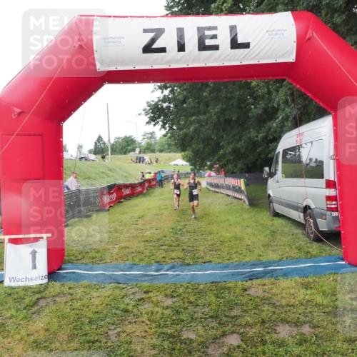 21.06.2025 - 27. Vierlanden-Triathlon MichiJ http://msf.ph/oto/8050739 15.06.2026 15:12:00 Ziel 1362 meine-sportfotos.de