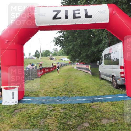 21.06.2025 - 27. Vierlanden-Triathlon MichiJ http://msf.ph/oto/8050758 15.06.2026 15:12:19 Ziel  meine-sportfotos.de
