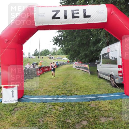 21.06.2025 - 27. Vierlanden-Triathlon MichiJ http://msf.ph/oto/8050765 15.06.2026 15:12:20 Ziel  meine-sportfotos.de