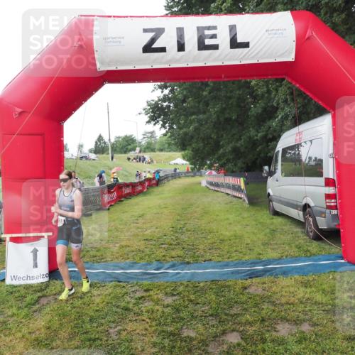 21.06.2025 - 27. Vierlanden-Triathlon MichiJ http://msf.ph/oto/8050775 15.06.2026 15:12:22 Ziel  meine-sportfotos.de