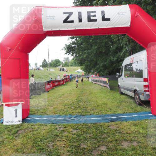 21.06.2025 - 27. Vierlanden-Triathlon MichiJ http://msf.ph/oto/8050783 15.06.2026 15:12:47 Ziel 1383, 1393 meine-sportfotos.de