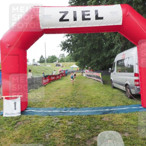 21.06.2025 - 27. Vierlanden-Triathlon MichiJ http://msf.ph/oto/8050789 15.06.2026 15:12:47 Ziel 1383, 1393 meine-sportfotos.de