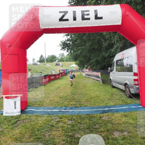 21.06.2025 - 27. Vierlanden-Triathlon MichiJ http://msf.ph/oto/8050792 15.06.2026 15:12:48 Ziel 1383, 1393 meine-sportfotos.de