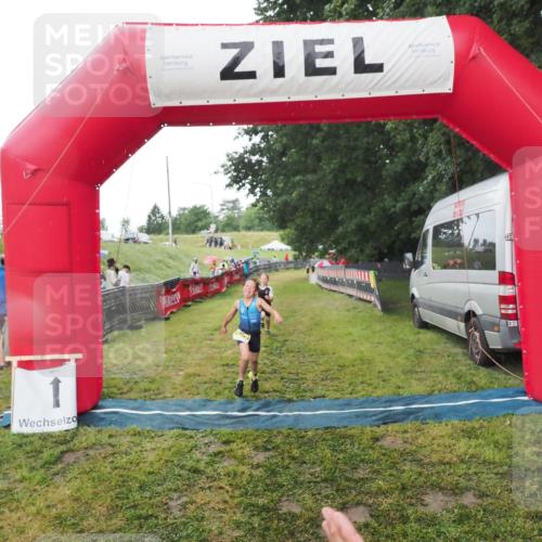 21.06.2025 - 27. Vierlanden-Triathlon MichiJ http://msf.ph/oto/8050804 15.06.2026 15:12:49 Ziel 1383, 1393 meine-sportfotos.de