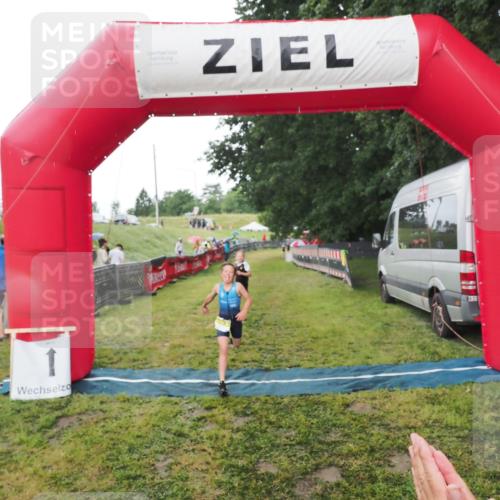 21.06.2025 - 27. Vierlanden-Triathlon MichiJ http://msf.ph/oto/8050805 15.06.2026 15:12:49 Ziel 1383, 1393 meine-sportfotos.de