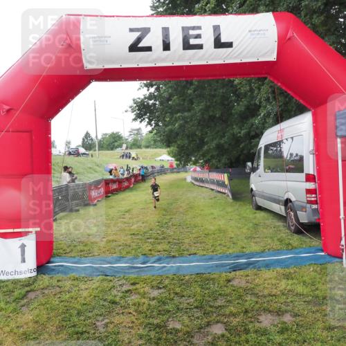 21.06.2025 - 27. Vierlanden-Triathlon MichiJ http://msf.ph/oto/8050821 15.06.2026 15:13:05 Ziel  meine-sportfotos.de