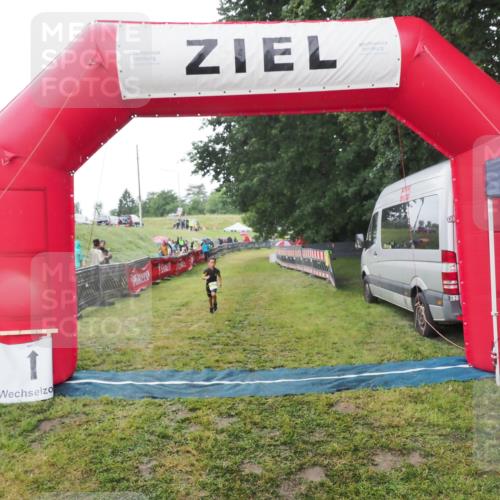 21.06.2025 - 27. Vierlanden-Triathlon MichiJ http://msf.ph/oto/8050827 15.06.2026 15:13:06 Ziel  meine-sportfotos.de