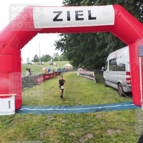 21.06.2025 - 27. Vierlanden-Triathlon MichiJ http://msf.ph/oto/8050835 15.06.2026 15:13:07 Ziel  meine-sportfotos.de