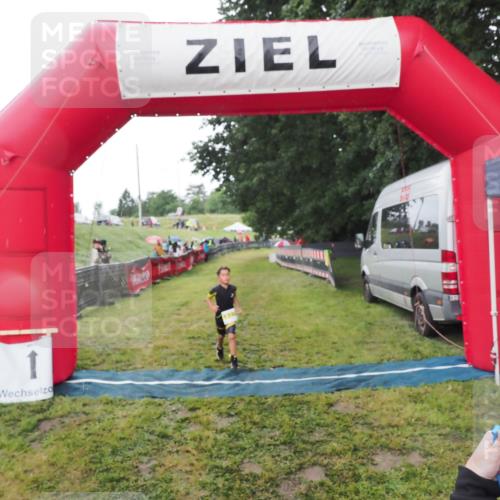 21.06.2025 - 27. Vierlanden-Triathlon MichiJ http://msf.ph/oto/8050838 15.06.2026 15:13:08 Ziel  meine-sportfotos.de