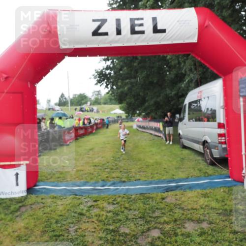 21.06.2025 - 27. Vierlanden-Triathlon MichiJ http://msf.ph/oto/8050845 15.06.2026 15:14:04 Ziel 1394 meine-sportfotos.de