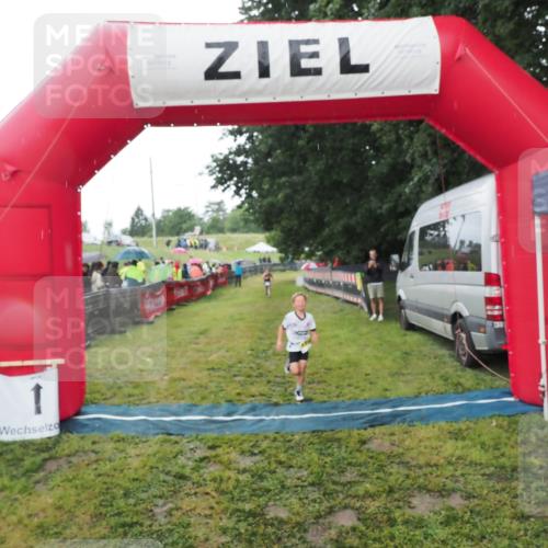 21.06.2025 - 27. Vierlanden-Triathlon MichiJ http://msf.ph/oto/8050855 15.06.2026 15:14:06 Ziel 1394 meine-sportfotos.de