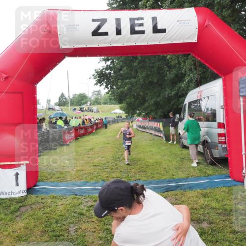 21.06.2025 - 27. Vierlanden-Triathlon MichiJ http://msf.ph/oto/8050861 15.06.2026 15:14:10 Ziel 1394 meine-sportfotos.de