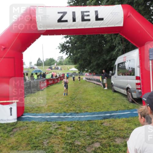 21.06.2025 - 27. Vierlanden-Triathlon MichiJ http://msf.ph/oto/8050874 15.06.2026 15:14:19 Ziel 1386 meine-sportfotos.de