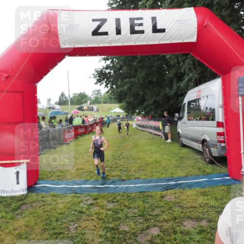 21.06.2025 - 27. Vierlanden-Triathlon MichiJ http://msf.ph/oto/8050883 15.06.2026 15:14:20 Ziel 1376, 1386 meine-sportfotos.de