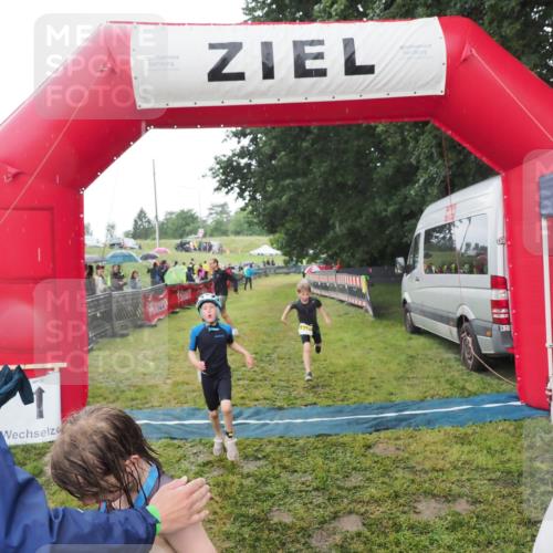 21.06.2025 - 27. Vierlanden-Triathlon MichiJ http://msf.ph/oto/8050898 15.06.2026 15:14:23 Ziel 1376, 1386 meine-sportfotos.de