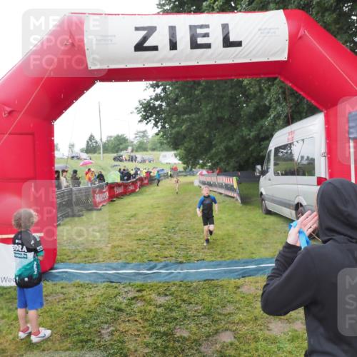 21.06.2025 - 27. Vierlanden-Triathlon MichiJ http://msf.ph/oto/8050901 15.06.2026 15:14:34 Ziel 1373 meine-sportfotos.de