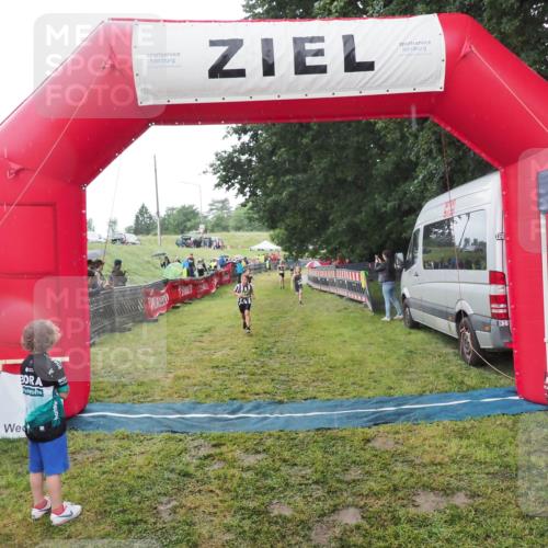 21.06.2025 - 27. Vierlanden-Triathlon MichiJ http://msf.ph/oto/8050935 15.06.2026 15:14:57 Ziel 1387, 1389 meine-sportfotos.de