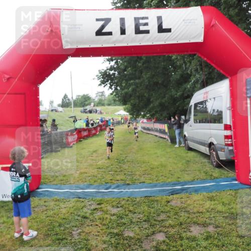 21.06.2025 - 27. Vierlanden-Triathlon MichiJ http://msf.ph/oto/8050938 15.06.2026 15:14:58 Ziel 1387, 1389 meine-sportfotos.de