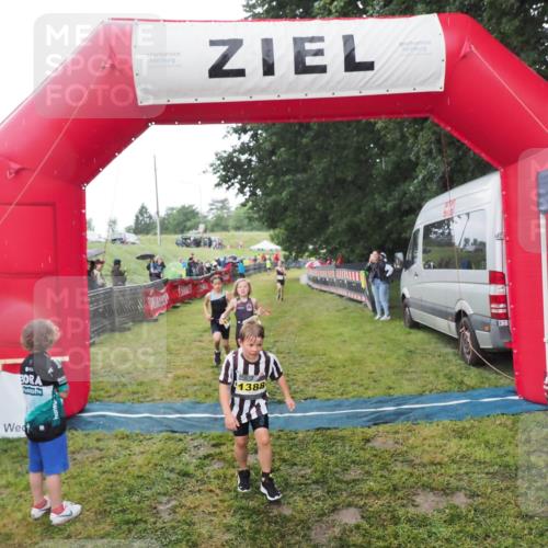 21.06.2025 - 27. Vierlanden-Triathlon MichiJ http://msf.ph/oto/8050957 15.06.2026 15:15:00 Ziel 1387, 1389 meine-sportfotos.de
