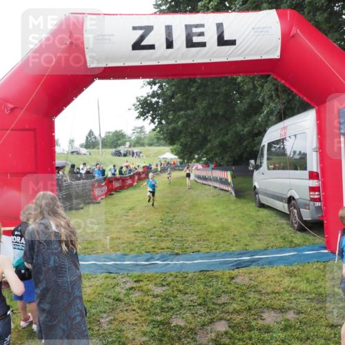 21.06.2025 - 27. Vierlanden-Triathlon MichiJ http://msf.ph/oto/8050983 15.06.2026 15:15:22 Ziel 1377 meine-sportfotos.de
